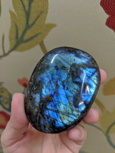 labradorite-palmstone-spirit-magicka-shoppe-finger-blue-electric-933_900x